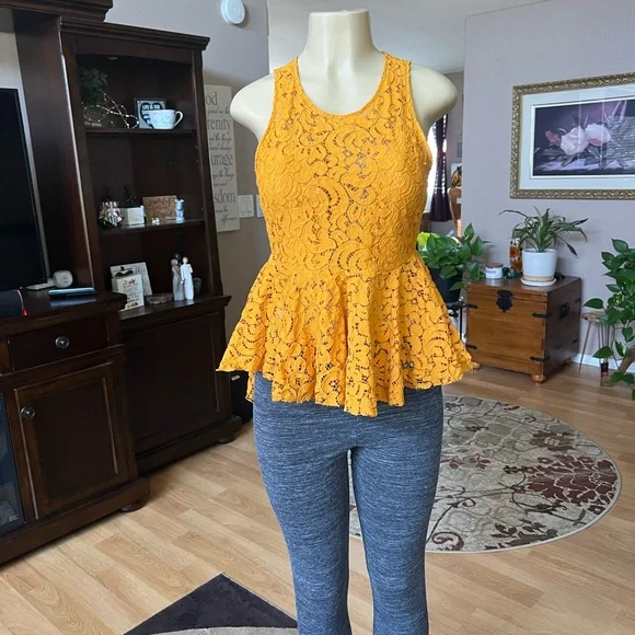 Haute Monde gold sleeveless crochet type blouse-size M - Picture 1 of 10